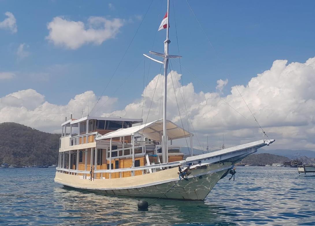 KOMODO One love Homestay&Tour Labuan Bajo Exterior foto